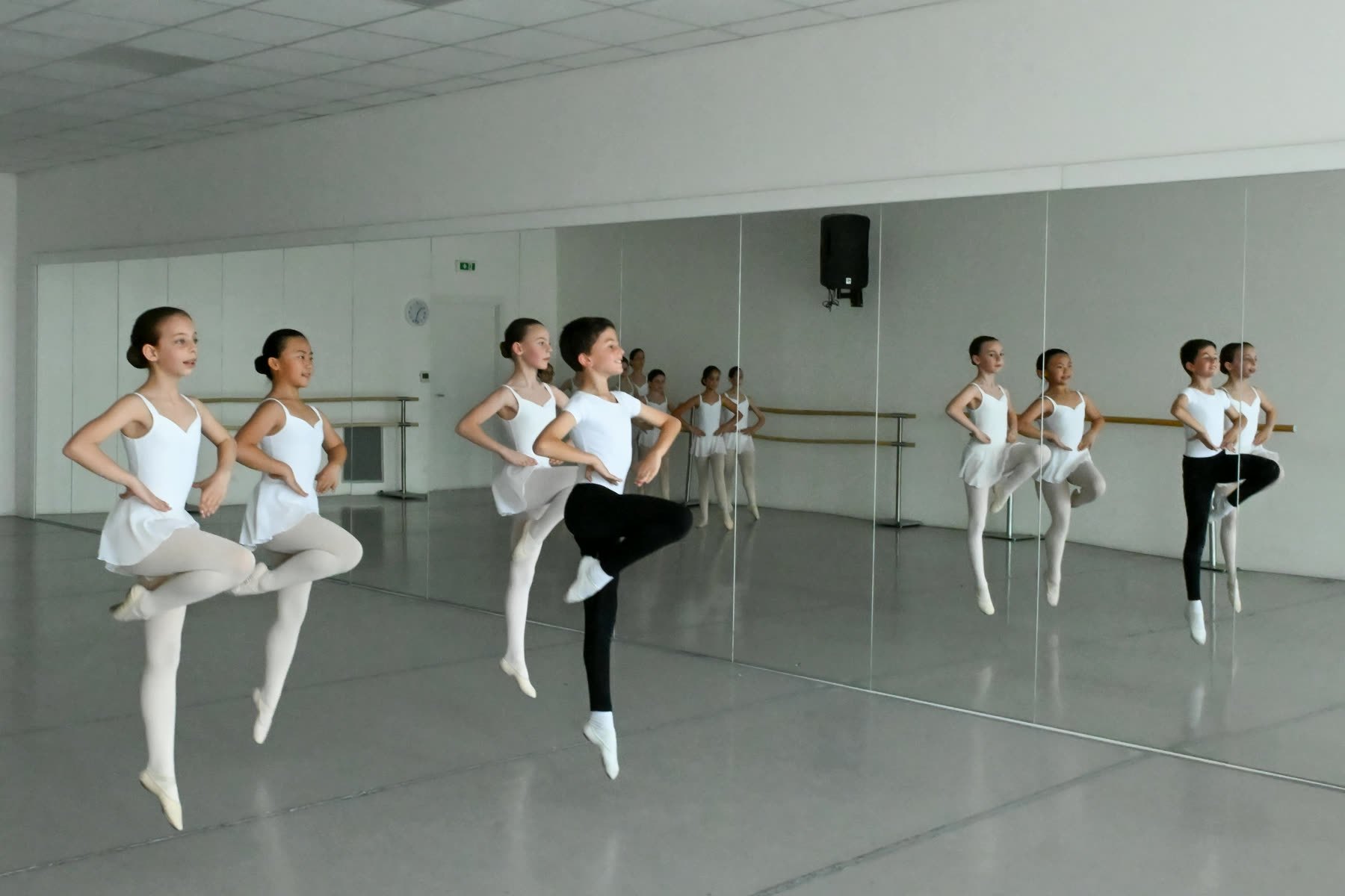Allievi durante un esercizio di tecnica classica in sala