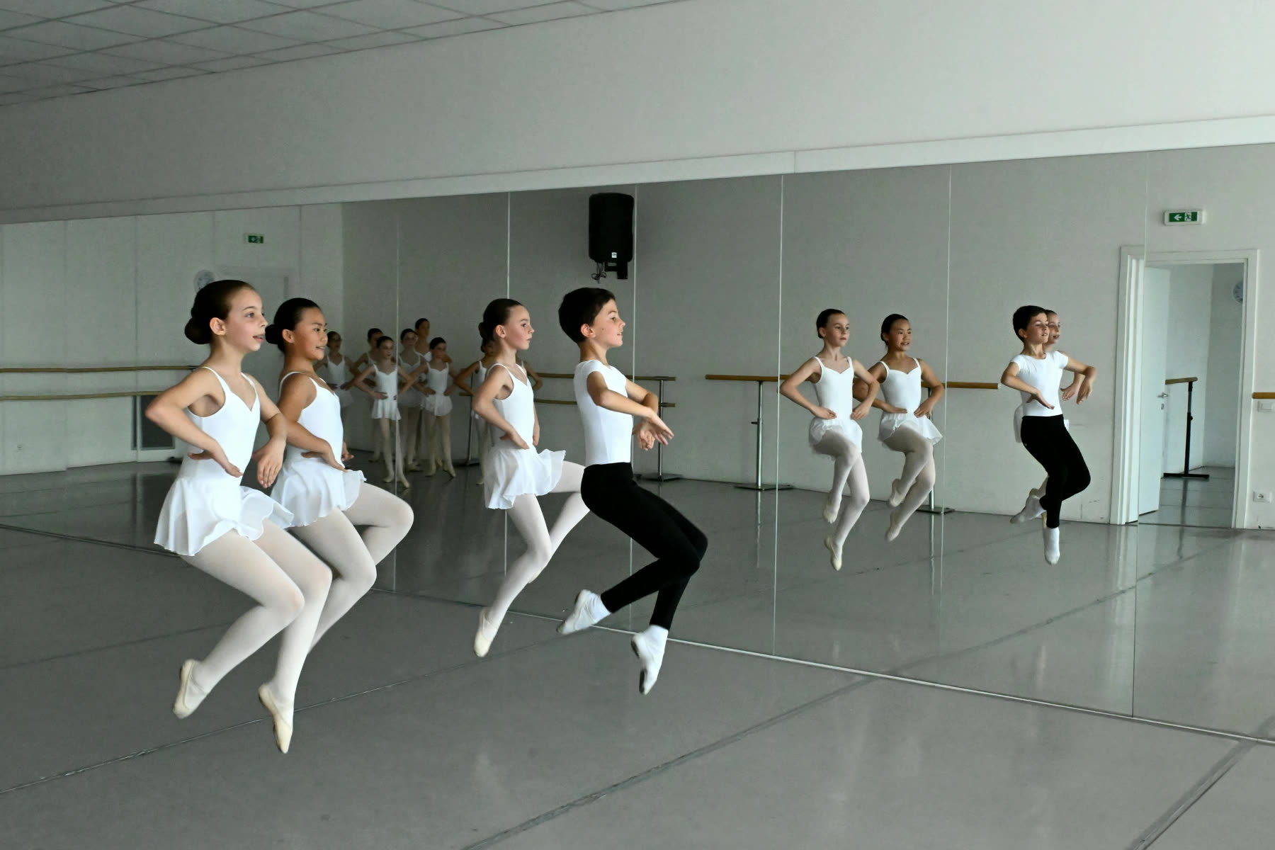 Allievi in sospensione davanti agli specchi