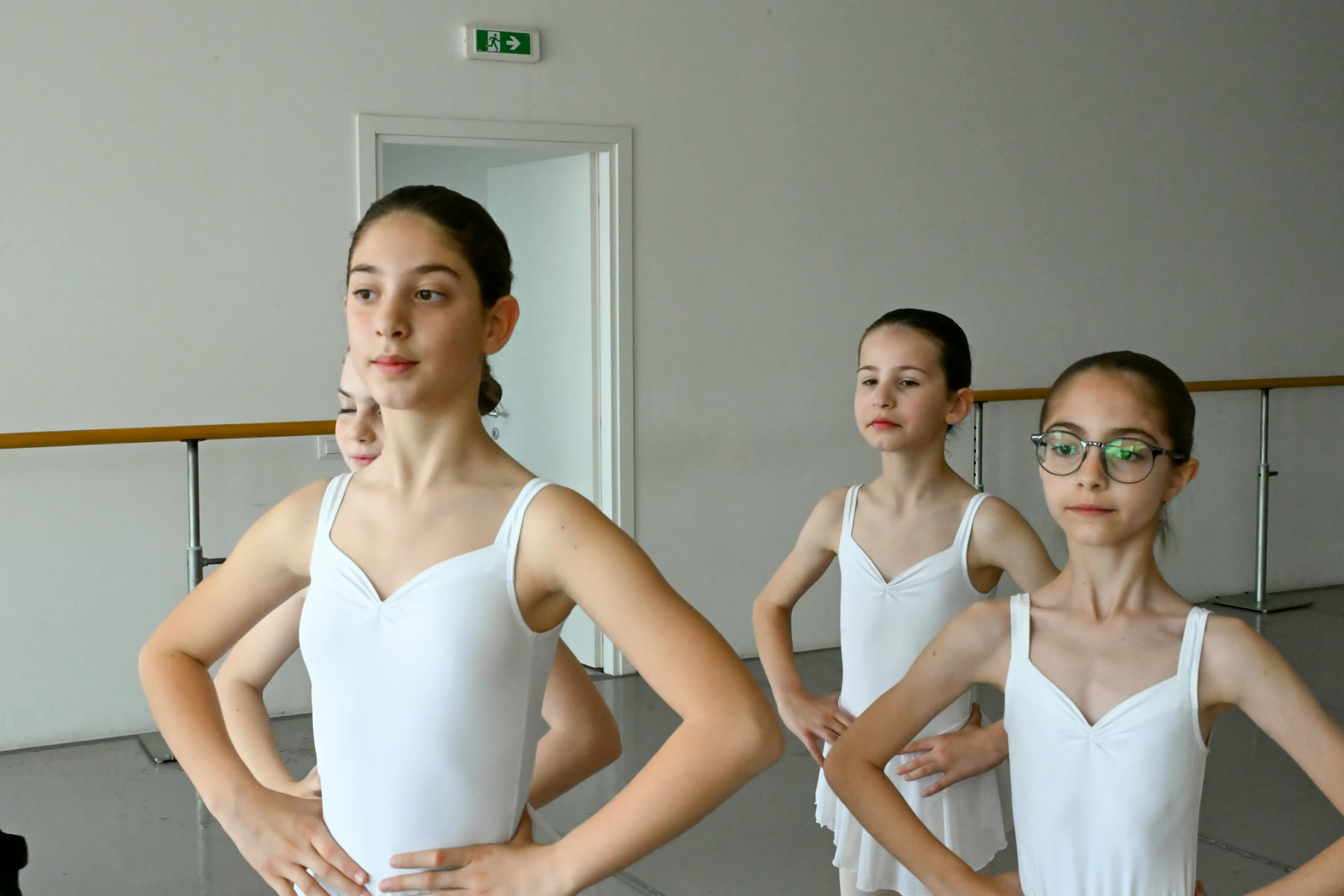 Allievi in sala danza durante una lezione di tecnica classica