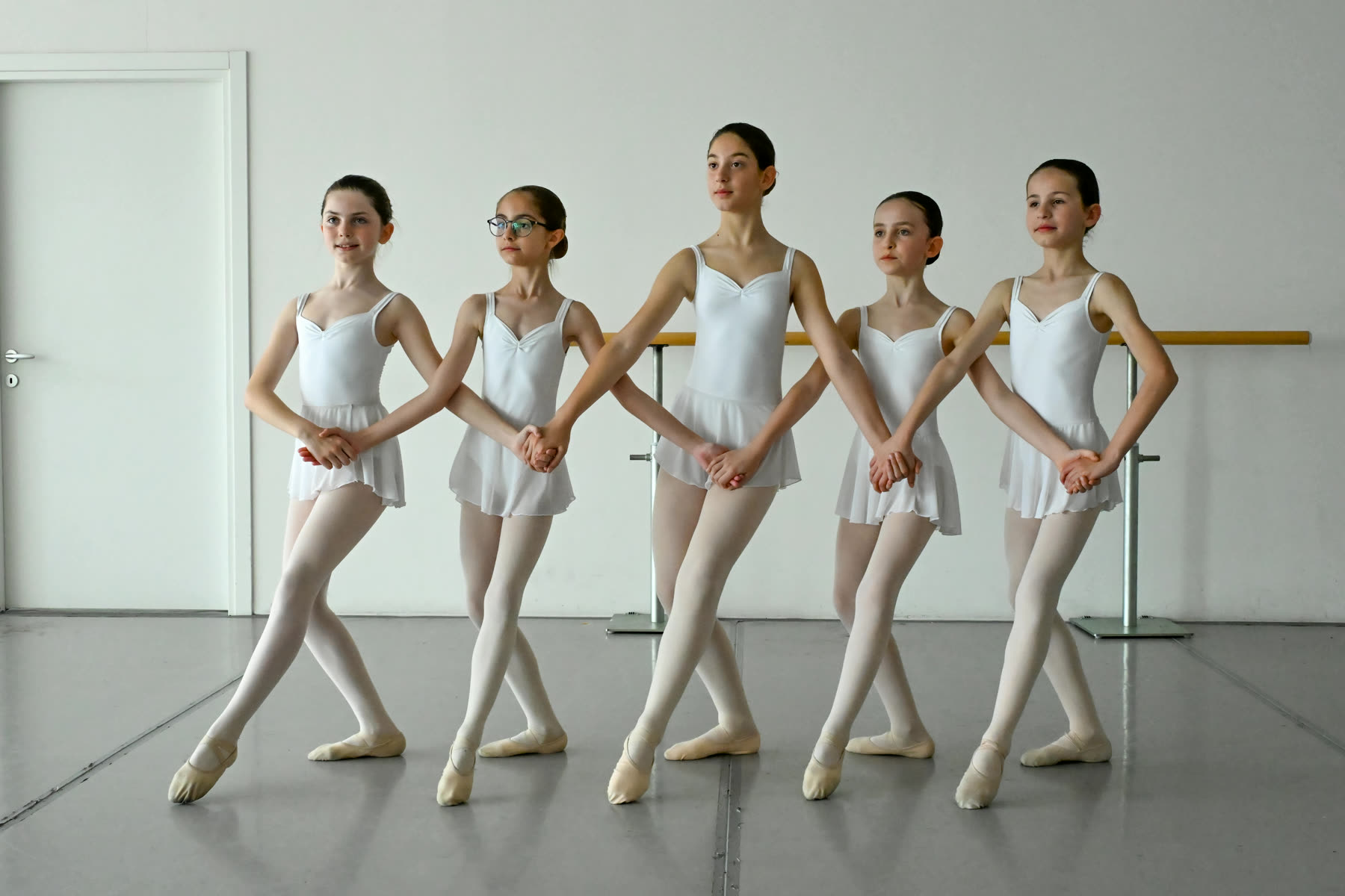 Danzatore con braccia aperte in sala