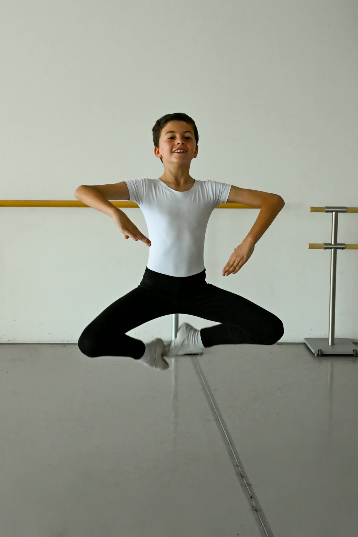 Danzatore durante un salto in sala